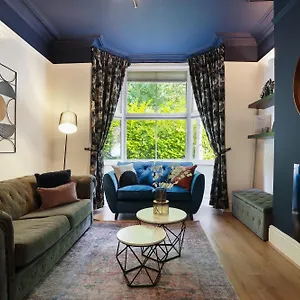  Holiday home Centre Racecourse Retreat: Family & Contractor-friendly 3-bed
