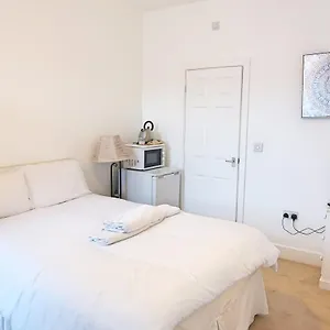  Guest house Whitburn About 7 Mins Walk To The Free Internet Tv